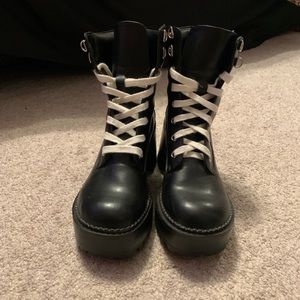 Current mood boots size 6